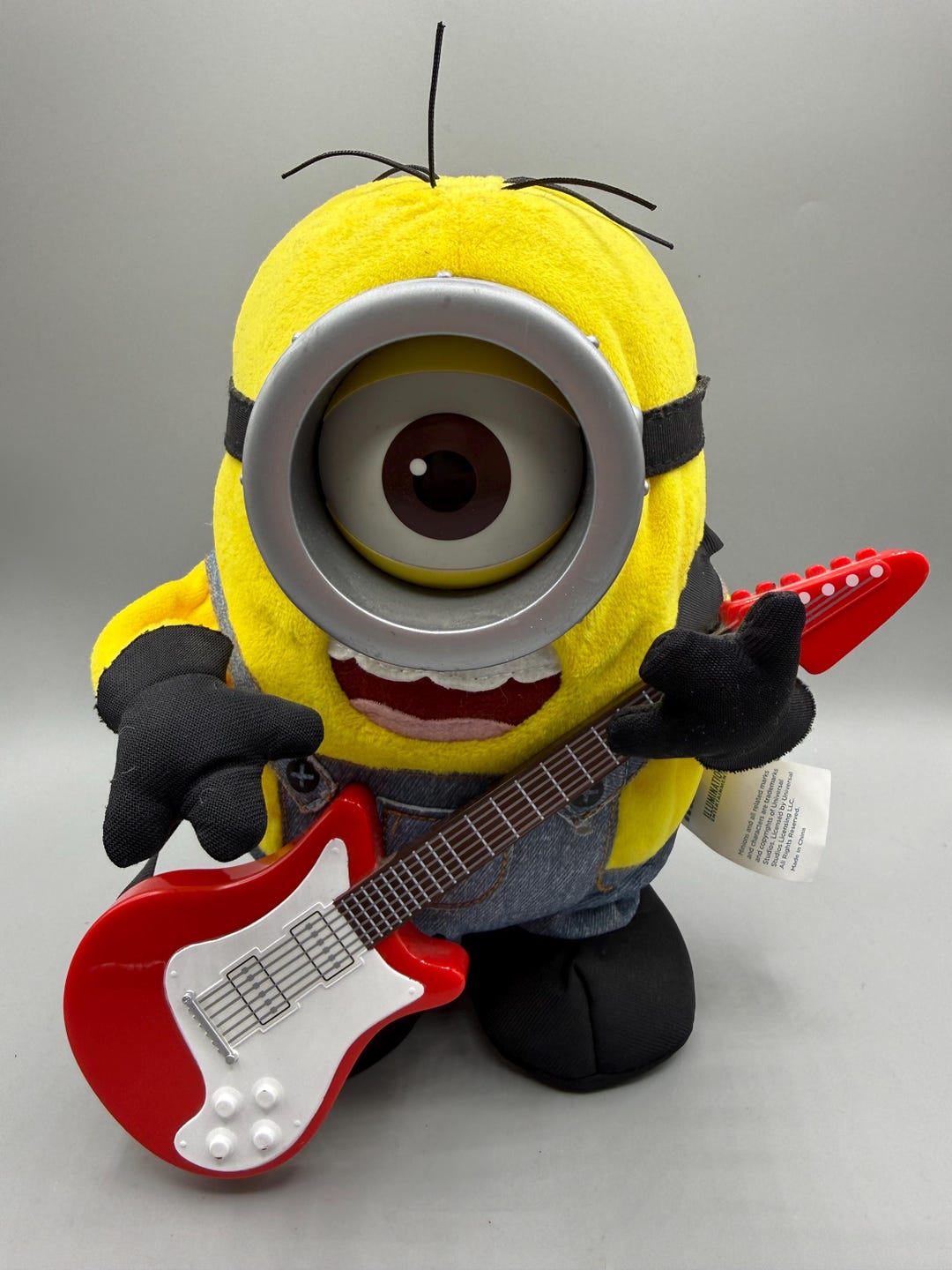 Despicable Me Minion Rock N Roll Animated Stuart Plays Guitar, Dances ...