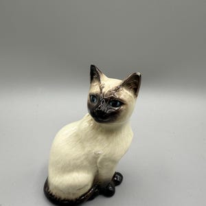 Lovely Vintage Porcelain Figurine Beswick Figurine Siamese Cat English Design 1970s Collectible Cat Seated Cat made in England