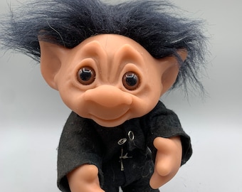 Thomas Dam Troll 604 Muzikant Collectible Figuur Pop Beeldje Denemarken Vintage 1977 Zwart Haar Scandinavisch Design Originele Troll Deens