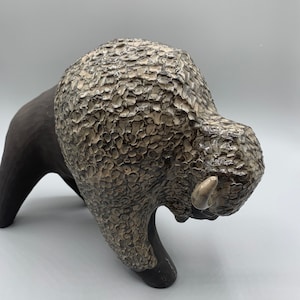 Grés cerâmico esmaltado Bison by KE IWAR/para Nittsjo fabricado na Suécia Karl Erik Iwar Estatueta vintage escandinava Decoração de casa década de 1960