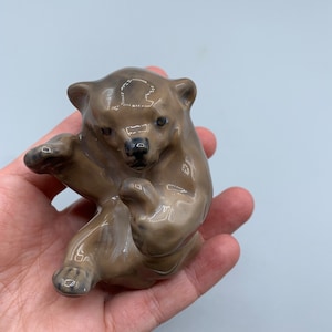Linda estatueta Royal Copenhagen Baby Bear Design escandinavo Dinamarca Modelo 1124 Da década de 1970 Porcelana Real Dinamarquesa