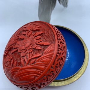 Chinese Antique Red Cinnabar Lacquer Round Floral Carving Trinket Box with Lid Jewelery Box Vintage Home Decor 1970s Peony Collectible