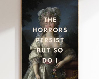 Puede incluir: Una pintura de estilo vintage de una mujer con un vestido blanco y una corona de flores. El texto "THE HORRORS PERSIST BUT SO DO I" está superpuesto a la imagen.