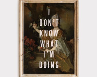 Puede incluir: Impresión artística enmarcada con una pintura clásica de una mujer con un vestido dorado sosteniendo flores. La superposición de texto blanco dice "I DON'T KNOW WHAT I'M DOING". La obra de arte está sobre un fondo neutro.