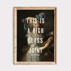 K&ouml;nnte beinhalten: Gerahmter Kunstdruck mit einem Vintage-Portr&auml;t einer Frau mit Hut. Der Druck tr&auml;gt den Text "THIS IS A HIGH CLASS JOINT" in Wei&szlig;, darunter "Art accordingly". Der Rahmen hat eine hellbraune Farbe.