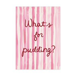 Op de afbeelding: Een rechthoekig kunstwerk met een roze en witte gestreepte achtergrond. De woorden "What's for pudding?" zijn in cursieve, donkerrode letters over het midden van de afbeelding geschreven.