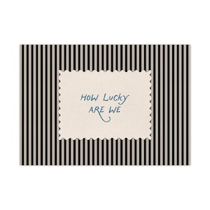 K&ouml;nnte beinhalten: Rechteckige Gru&szlig;karte mit schwarz-wei&szlig; gestreiftem Hintergrund. Ein cremefarbenes Rechteck mit gezackten Kanten in der Mitte tr&auml;gt den blauen Text "HOW LUCKY ARE WE". Das Design ist schlicht und elegant.