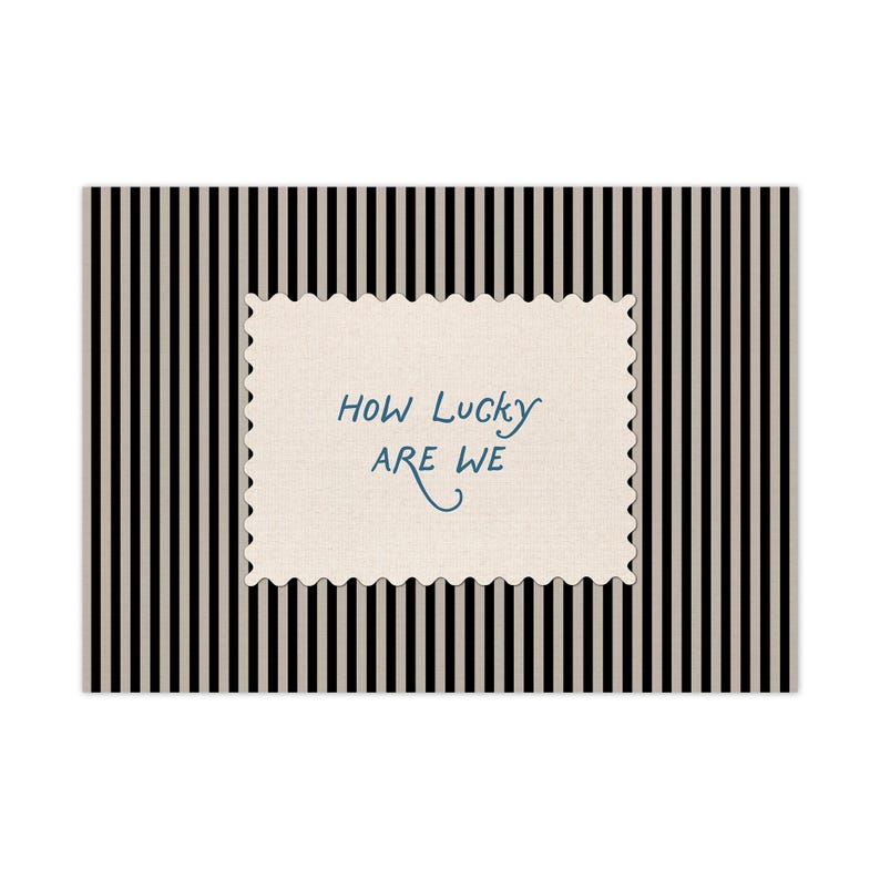 K&ouml;nnte beinhalten: Rechteckige Gru&szlig;karte mit schwarz-wei&szlig; gestreiftem Hintergrund. Ein cremefarbenes Rechteck mit gezackten Kanten in der Mitte tr&auml;gt den blauen Text "HOW LUCKY ARE WE". Das Design ist schlicht und elegant.