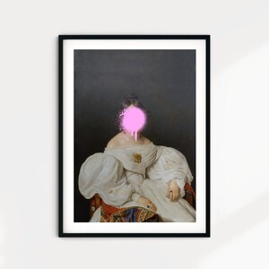 Puede incluir: Una pintura de una mujer con un vestido blanco con una mancha de pintura rosa en aerosol que le cubre la cara.