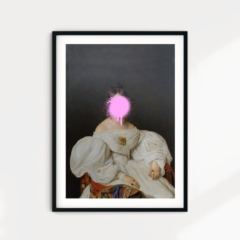 Puede incluir: Una pintura de una mujer con un vestido blanco con una mancha de pintura rosa en aerosol que le cubre la cara.