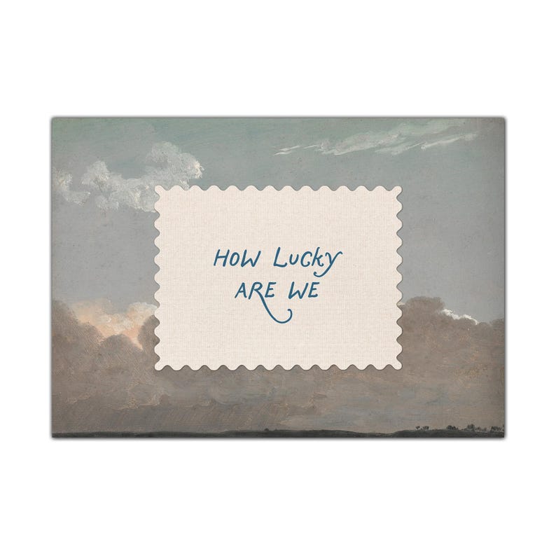 K&ouml;nnte beinhalten: Rechteckige Gru&szlig;karte mit bew&ouml;lktem Himmel im Hintergrund. Ein wei&szlig;es Rechteck mit gezackten Kanten in der Mitte zeigt den blauen Text "HOW LUCKY ARE WE". Die Karte hat eine Vintage-&Auml;sthetik.
