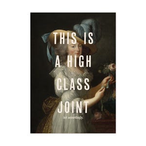 K&ouml;nnte beinhalten: Kunstdruck mit einem klassischen Portr&auml;t einer Frau mit Hut, mit dem Text "THIS IS A HIGH CLASS JOINT" in Wei&szlig;. Der Satz "Act accordingly" ist darunter gedruckt. Die Frau tr&auml;gt ein wei&szlig;es Kleid.