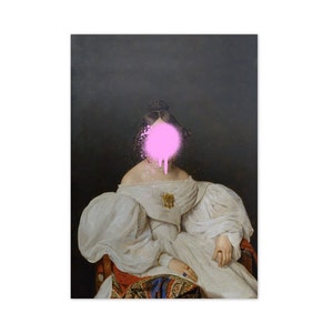 Puede incluir: Una pintura de una mujer con un vestido blanco con una mancha de pintura rosa en aerosol que le cubre la cara.