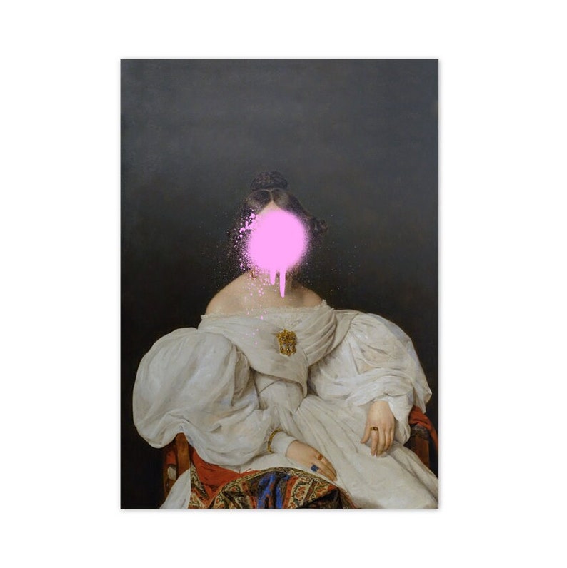 Puede incluir: Una pintura de una mujer con un vestido blanco con una mancha de pintura rosa en aerosol que le cubre la cara.