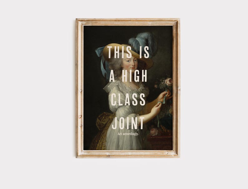 K&ouml;nnte beinhalten: Gerahmter Kunstdruck mit einem Vintage-Portr&auml;t einer Frau mit Hut. Der Druck tr&auml;gt den Text "THIS IS A HIGH CLASS JOINT" in Wei&szlig;, darunter "Art accordingly". Der Rahmen hat eine hellbraune Farbe.