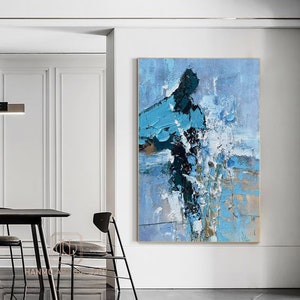 Pu&ograve; includere: Dipinto astratto con pennellate blu, bianche e nere. Il dipinto ha un aspetto testurizzato e stratificato ed &egrave; incorniciato in una cornice dorata.