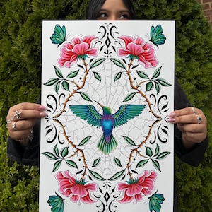 Puede incluir: Una vibrante ilustración con un colibrí con las alas extendidas, rodeado de rosas rosas, mariposas verdes y un diseño de telaraña. La obra de arte está enmarcada por vides espinosas y acentos decorativos negros, creando una composición visual llamativa.
