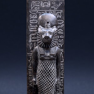 Statua di Sekhmet in granito: Stele della dea egizia