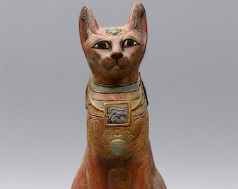 胸にスカラベを乗せた青い女神バステト猫の像 エジプトで作られた