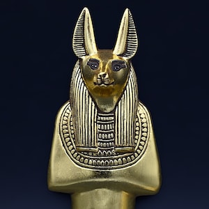 Anubis - Estatua egipcia de uno de los hijos de Horus (Duamutef), dios de la muerte Anubis, hecha de piedra y cubierta con pan de oro, hecha en Egipto.