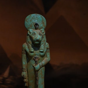 エジプトの石で作られ、ヴィンテージ品のように微妙に仕上げられた、エジプト製の珍しい古代エジプト戦争の女神セクメトの像。