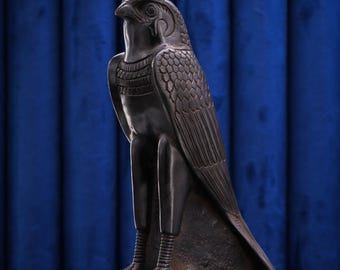 Estatua de piedra grande y pesada del dios egipcio Horus, pájaro halcón, hecha en Egipto