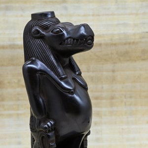Statue d’art égyptien ancien Sobek Crocodile Dieu du Nil pierre lourde faite en Egypte