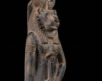 エジプトで作られた、セクメト女神の立つユニークな像。力強い