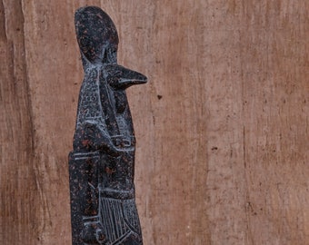 Estatua de granito de Thoth: antiguo dios egipcio de la sabiduría