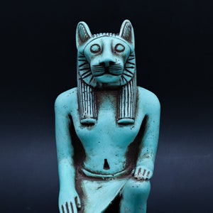 Estatua egipcia de la diosa Sekhmet sentada en color negro fabricada en Egipto