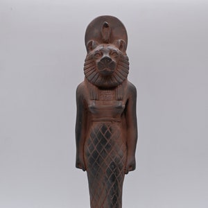 Estatua de la diosa egipcia Sekhmet piedra hecha en Egipto