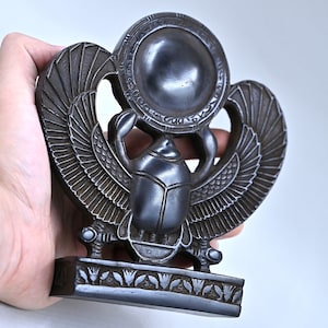 Escarabajo - Hermosa estatua egipcia de un escarabajo alado negro hecha de piedra / hecha en Egipto