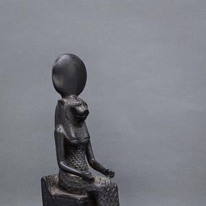 エジプトの女神セクメトの座像、エジプトで作られた黒い石