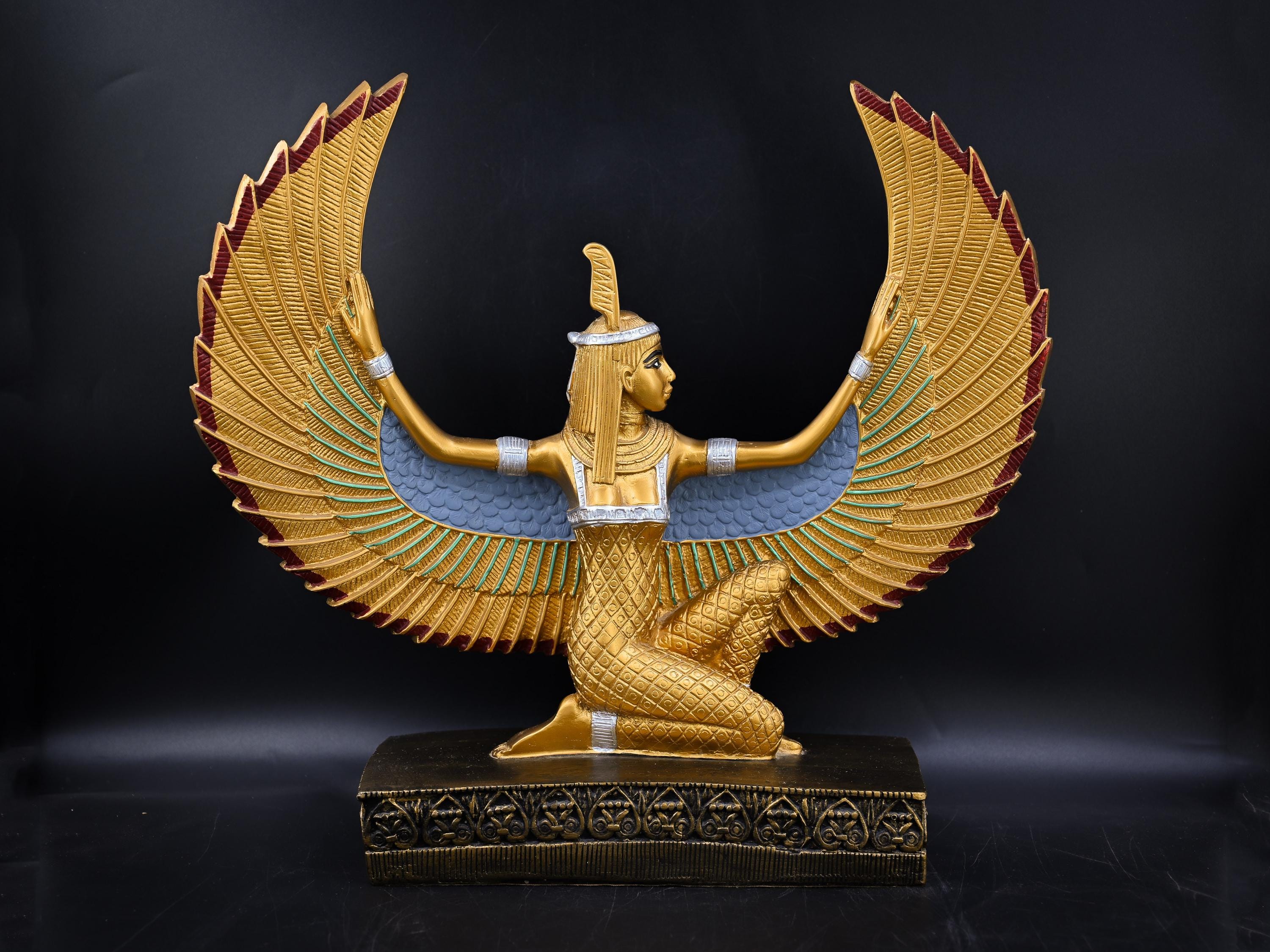 エジプト神話 女神マアト 彫刻 エジプトの女神マアト像：翼を広げた、重厚な石造り、エジプト製