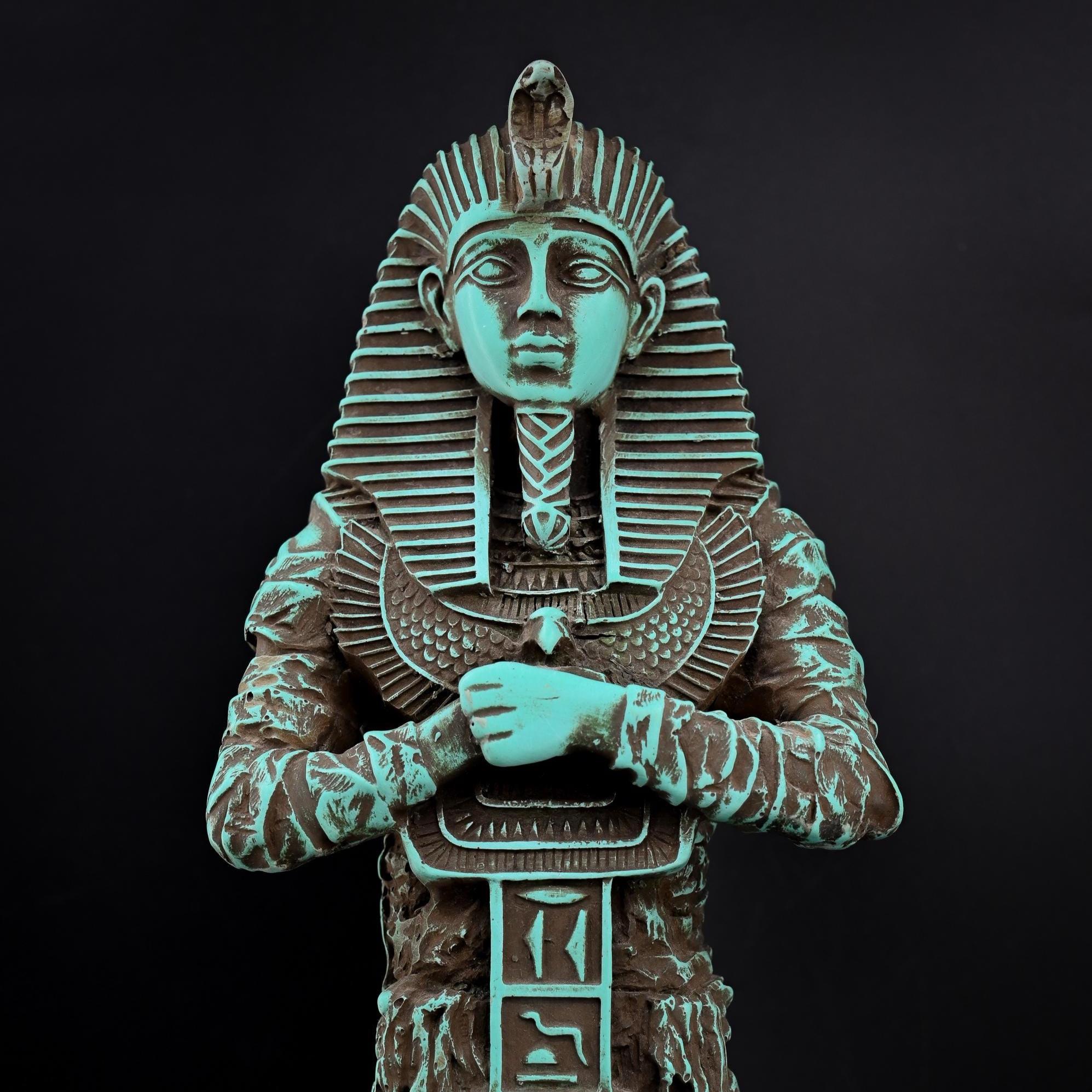 エジプトで作られたツタンカーメン王のユニークな古代エジプトの像の