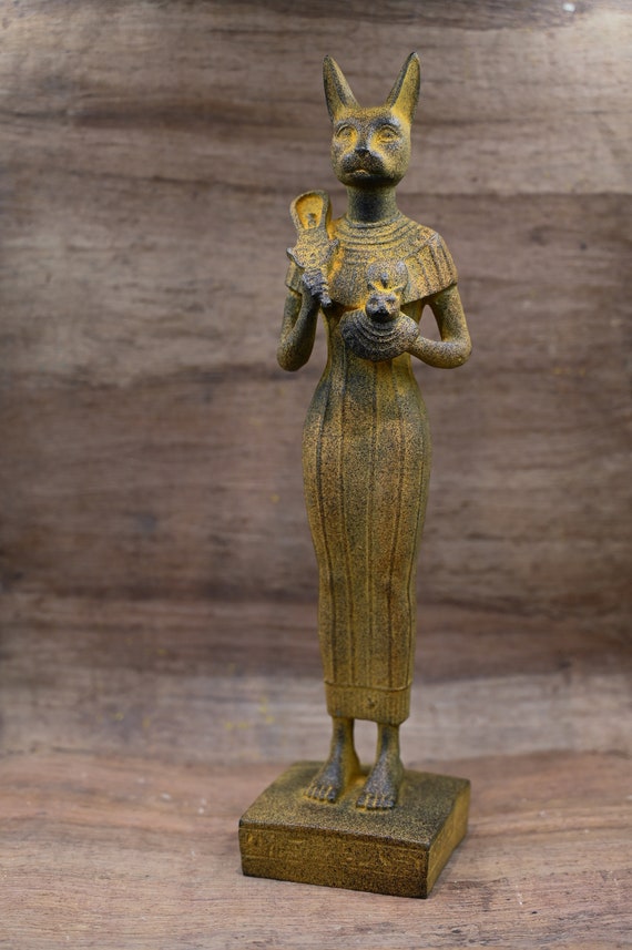 バステト　エジプトの女神 Amazon.co.jp: バステト神 bastet 猫型の女神 立像