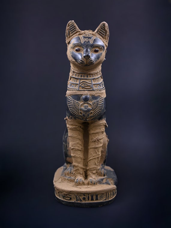 エジプトの女神バステト猫の像とスカラベ、エジプトで作られた エジプトの女神バステト猫の像とスカラベ、エジプトで作られた
