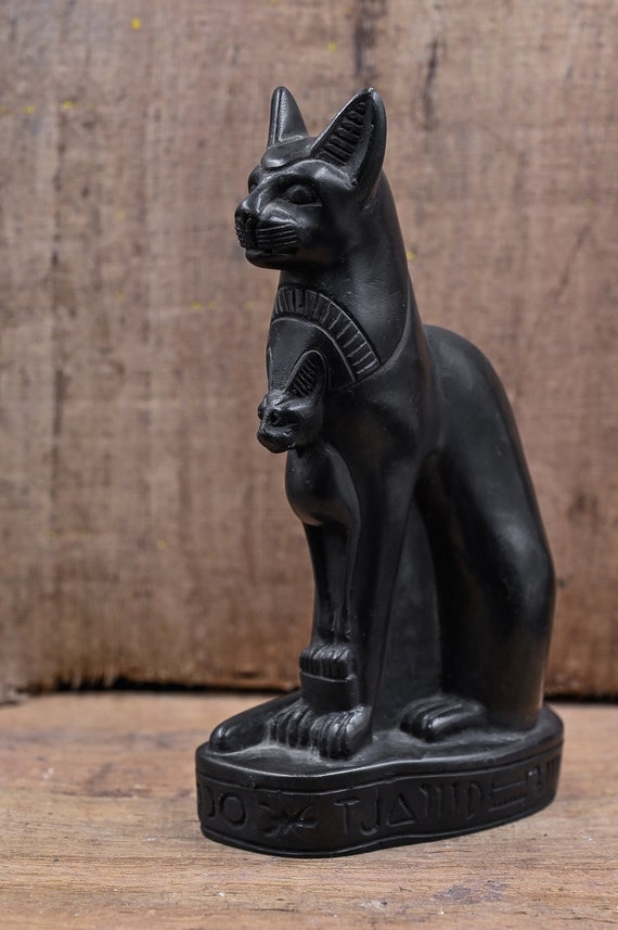 バステト　エジプトの女神 Amazon.co.jp: バステト神 bastet 猫型の女神 立像
