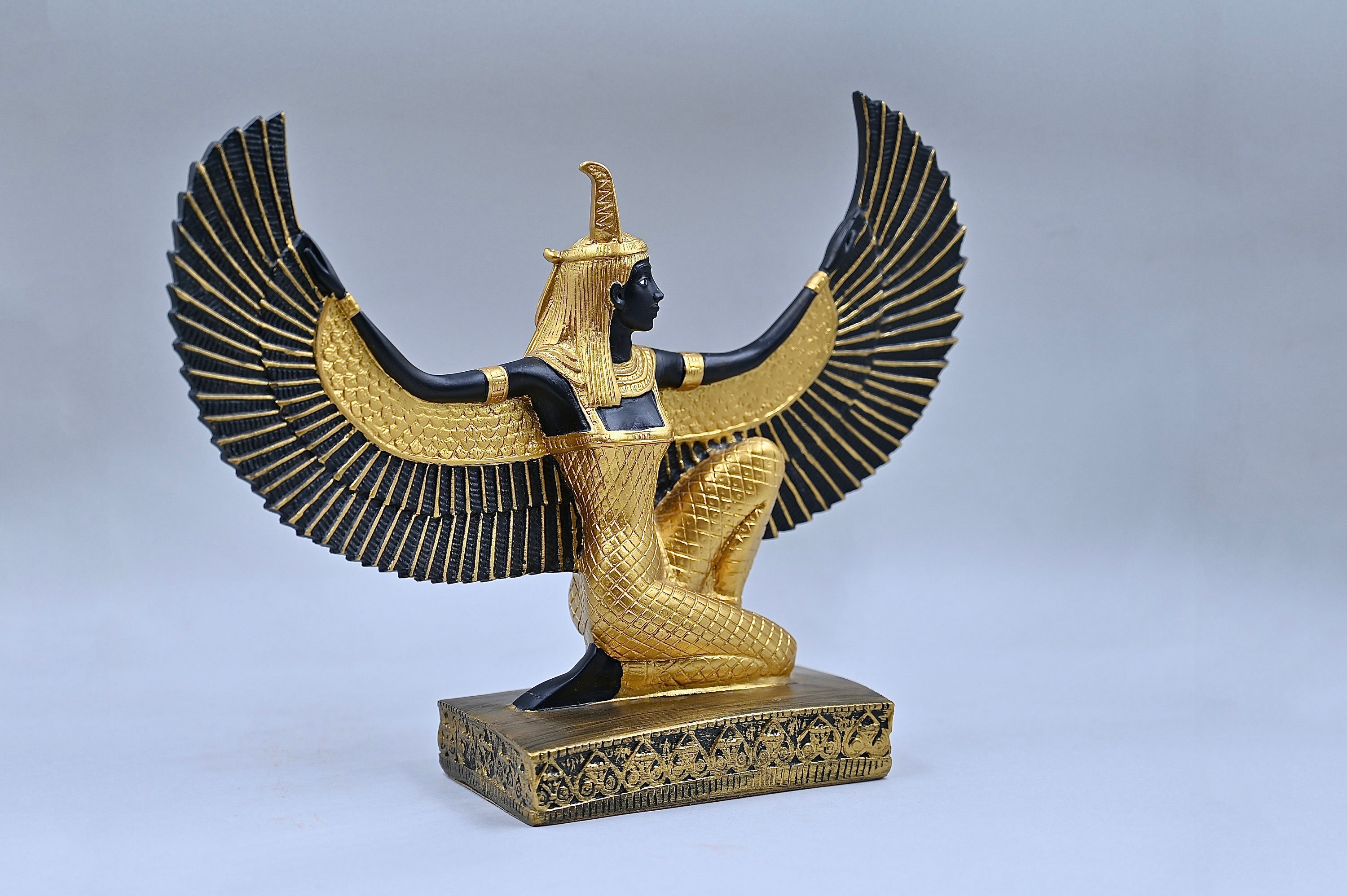 エジプトの女神マアト像：大きな翼が開いたエジプト製 - Etsy 日本