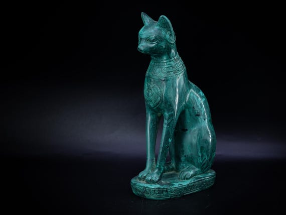 エジプトで作られたスカラベ石をあしらったエジプトの女神バステト猫の