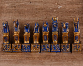Estatuas de dioses egipcios: Anubis, Seth, Thoth, Bastet, Hathor, Khnum, Sobek, Apep, Taweret.