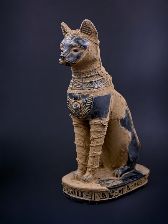 エジプトの女神バステト猫の像とスカラベ、エジプトで作られた エジプトの女神バステト猫の像とスカラベ、エジプトで作られた