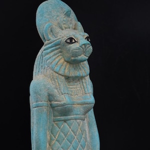 Statua unica della dea egizia Sekhmet in pietra pesante realizzata in Egitto