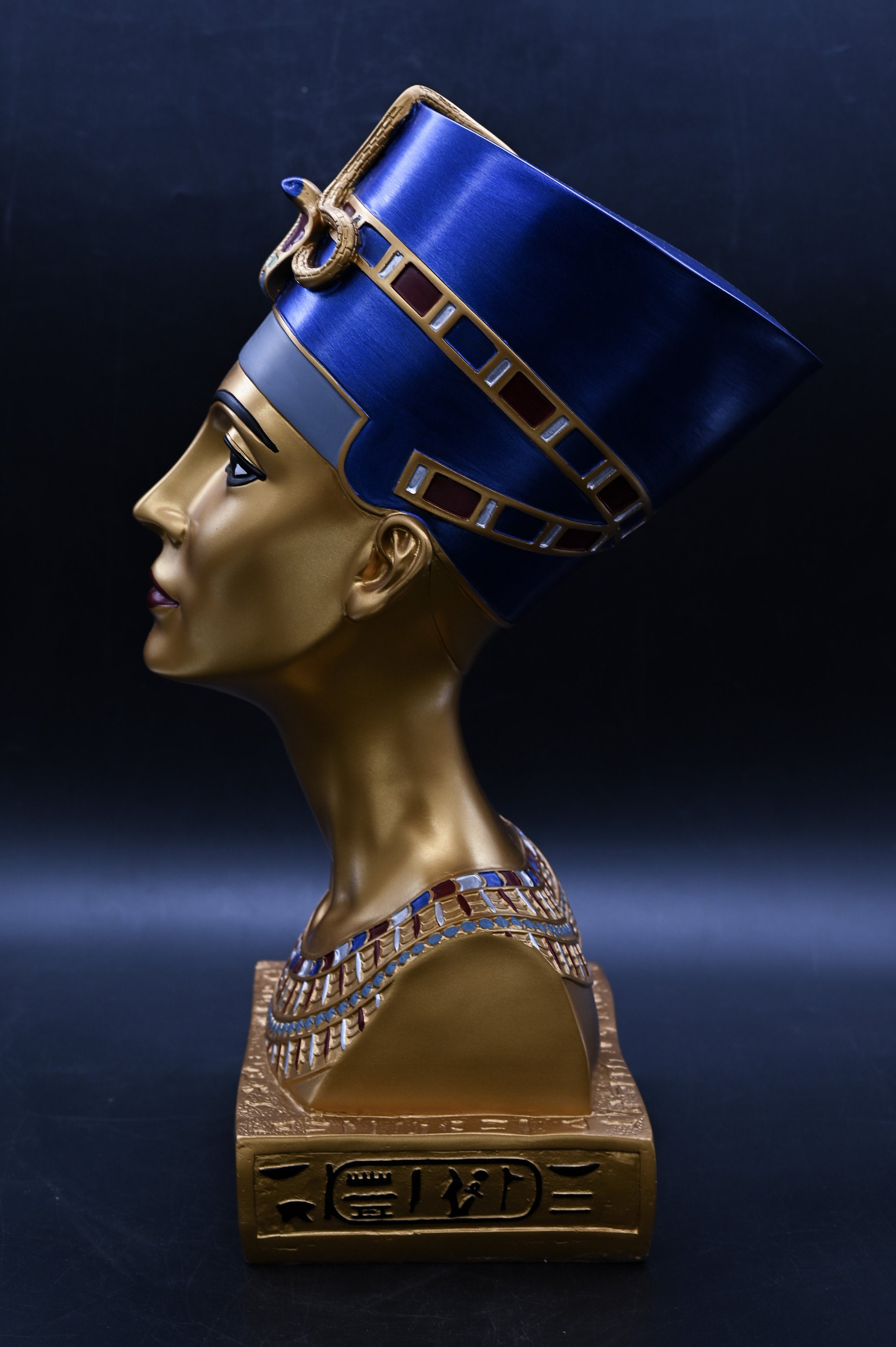 エジプトのネフェルティティ女王の像。エジプトで作られた、手描きの