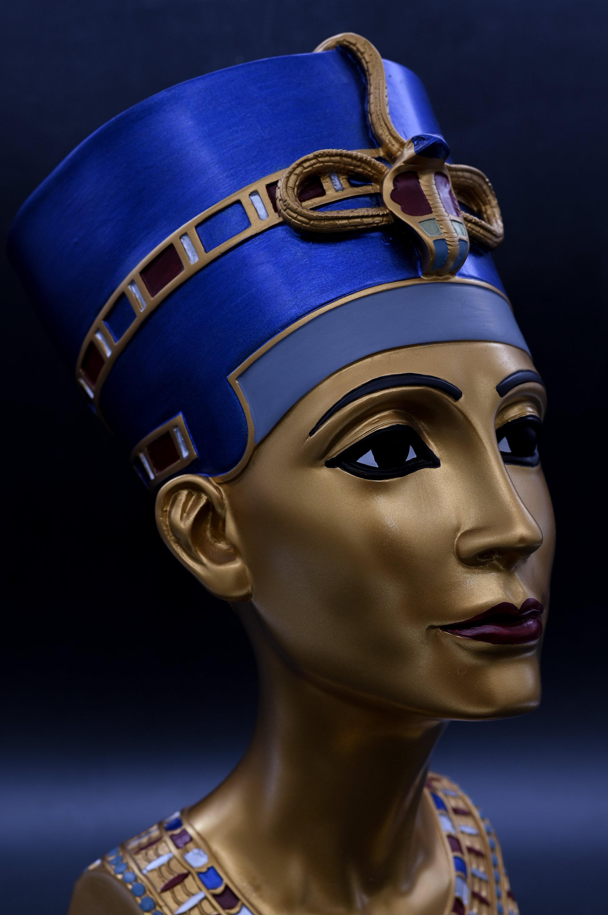 エジプトのネフェルティティ女王の像。エジプトで作られた、手描きの