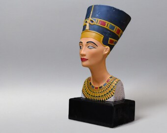 エジプトのネフェルティティ女王の像。エジプトで作られた大きな重い石