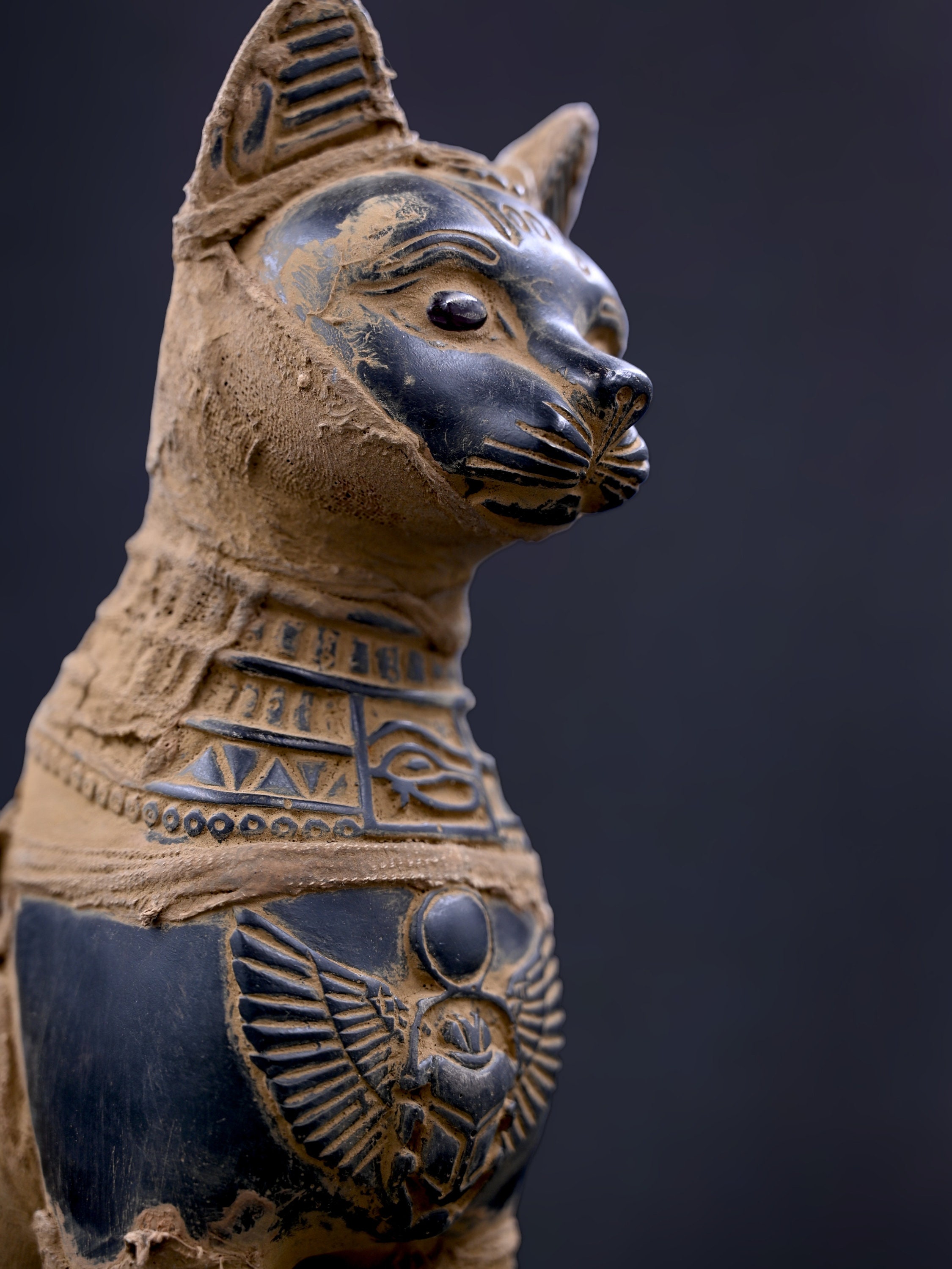 エジプトの女神バステト猫の像とスカラベ、エジプトで作られた エジプトの女神バステト猫の像とスカラベ、エジプトで作られた