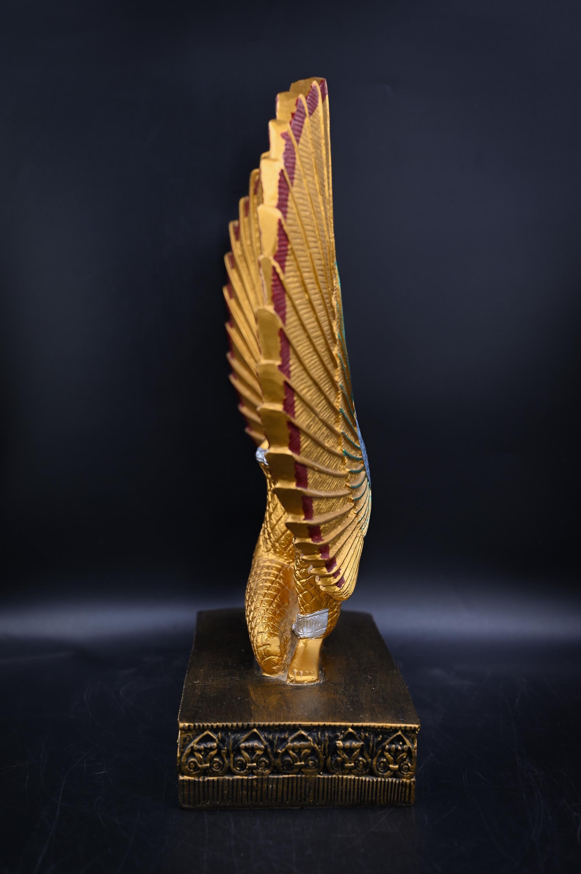 エジプトの女神マアト像：翼を広げた、重厚な石造り、エジプト製