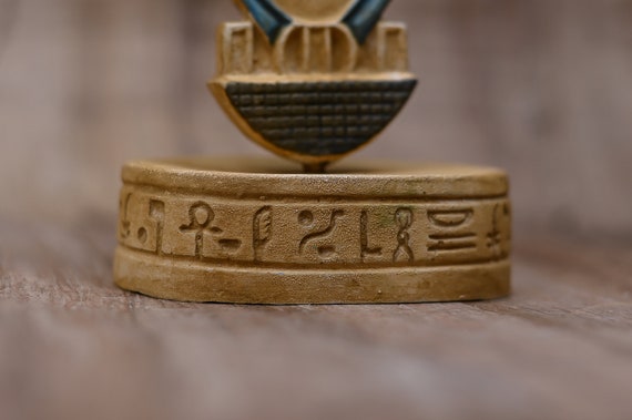 エジプトの有翼スカラベ甲虫の像 エジプトで作られたケプリの重い石