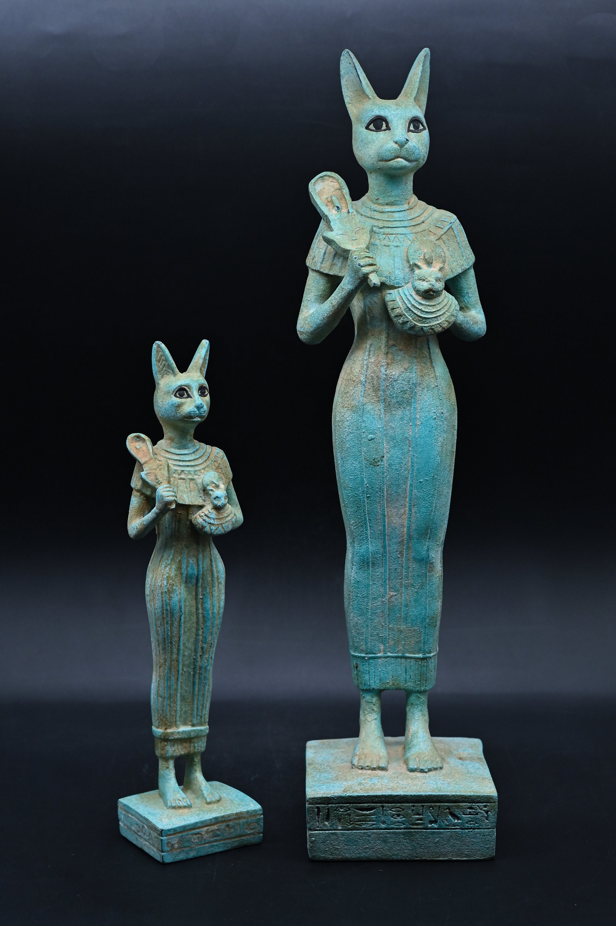 エジプトの女神バステト猫の像 エジプトで作られた大きな石像